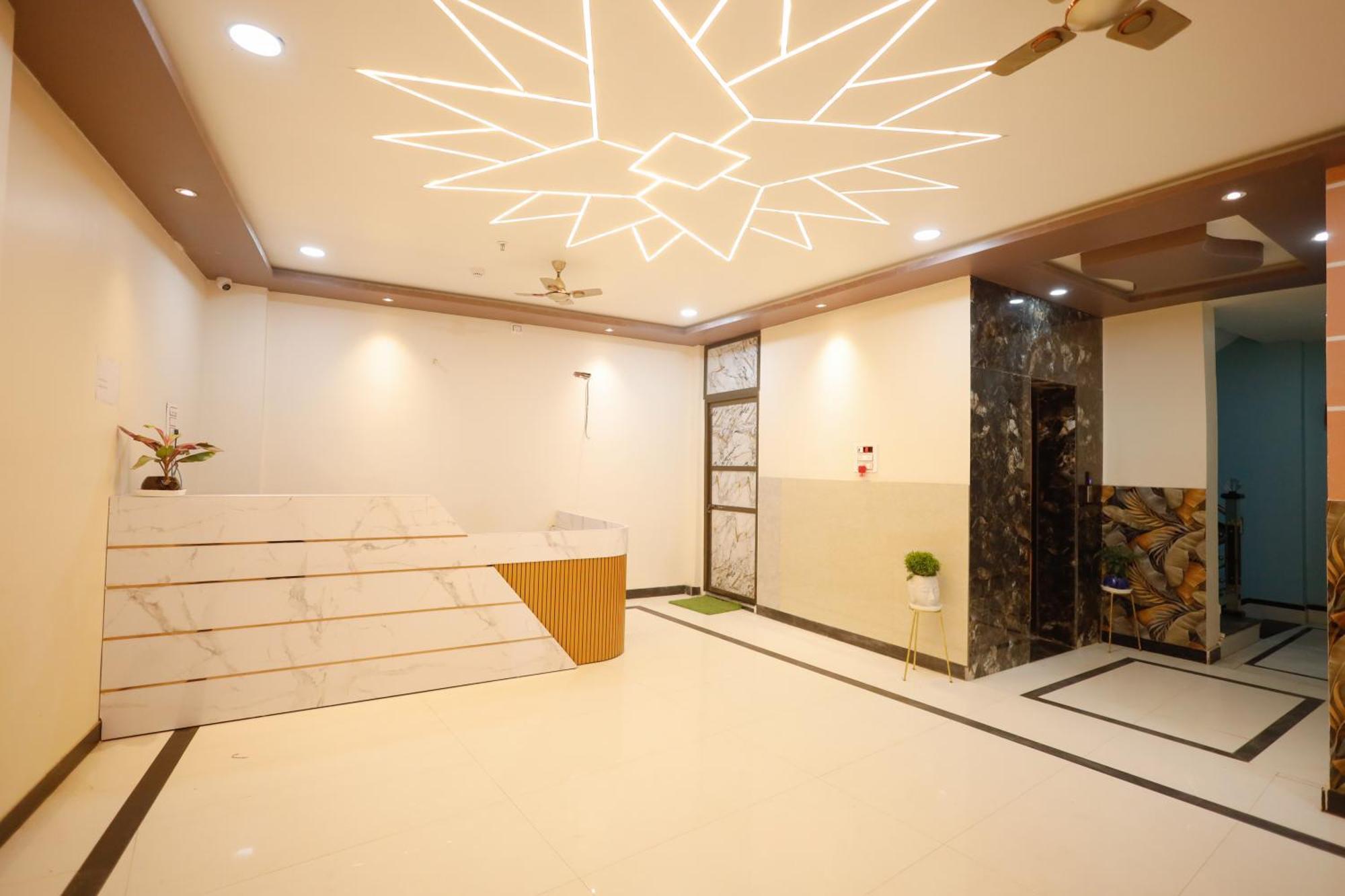 Отель Kiran Residency Near Vishwanath Temple Варанаси Экстерьер фото