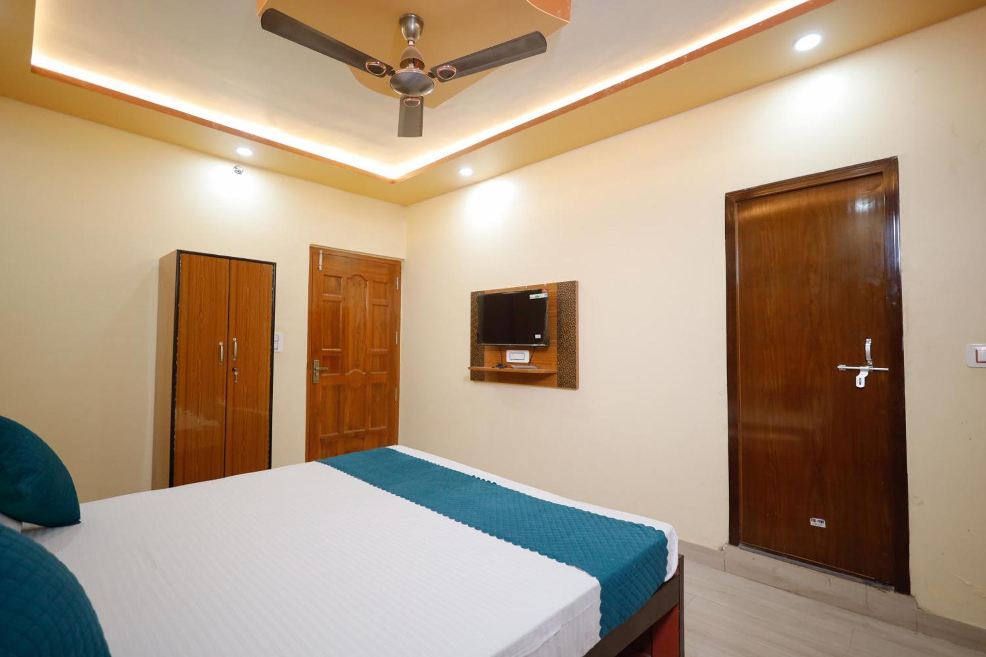 Отель Kiran Residency Near Vishwanath Temple Варанаси Экстерьер фото