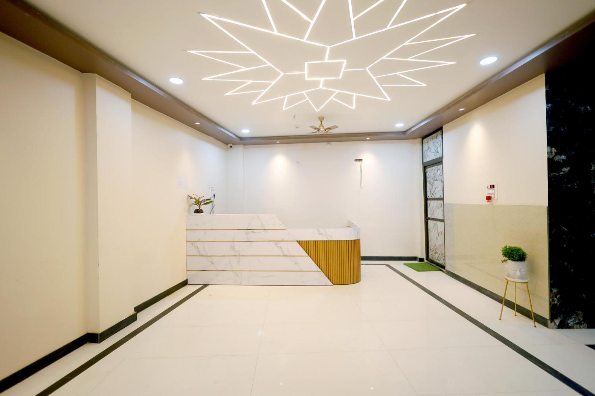 Отель Kiran Residency Near Vishwanath Temple Варанаси Экстерьер фото
