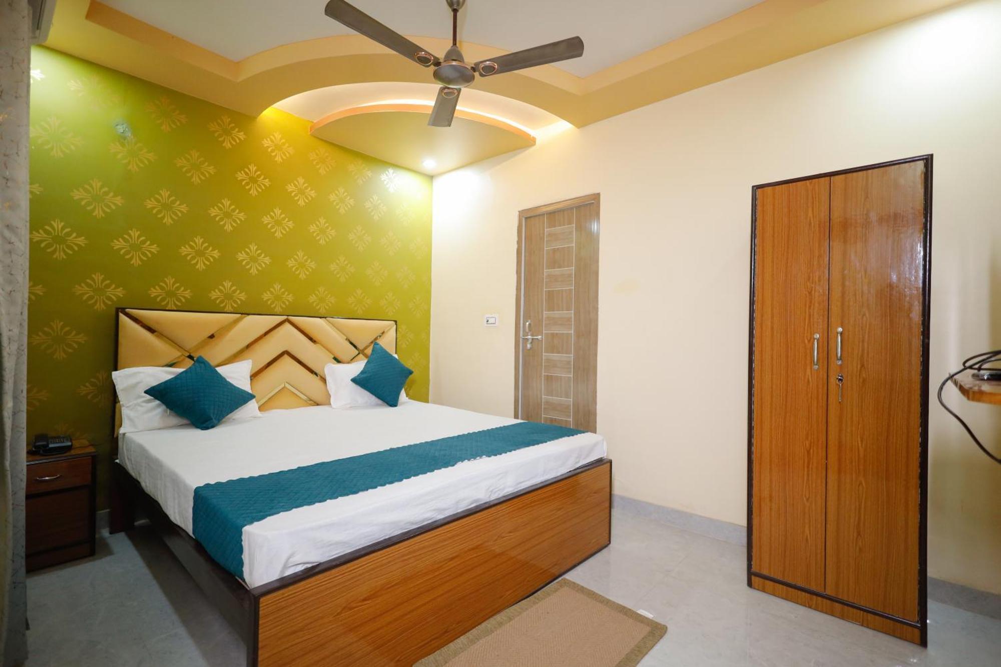 Отель Kiran Residency Near Vishwanath Temple Варанаси Экстерьер фото