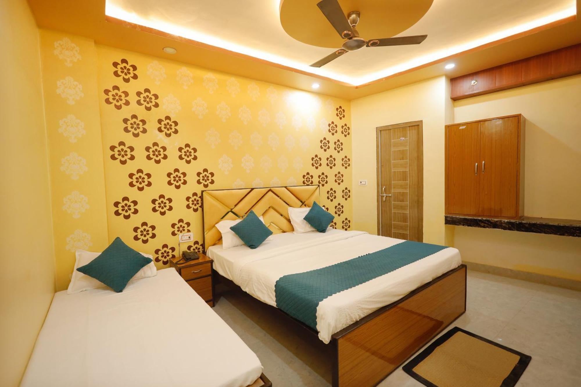 Отель Kiran Residency Near Vishwanath Temple Варанаси Экстерьер фото