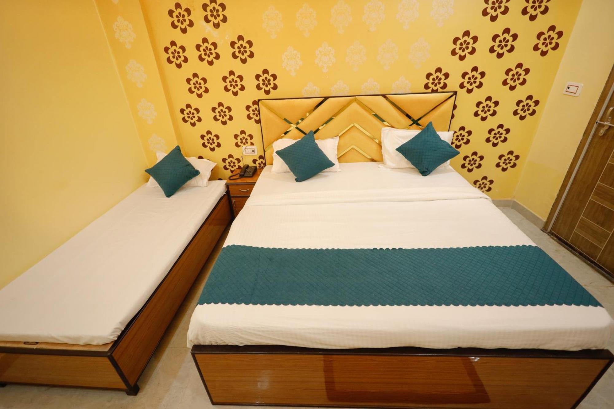 Отель Kiran Residency Near Vishwanath Temple Варанаси Экстерьер фото