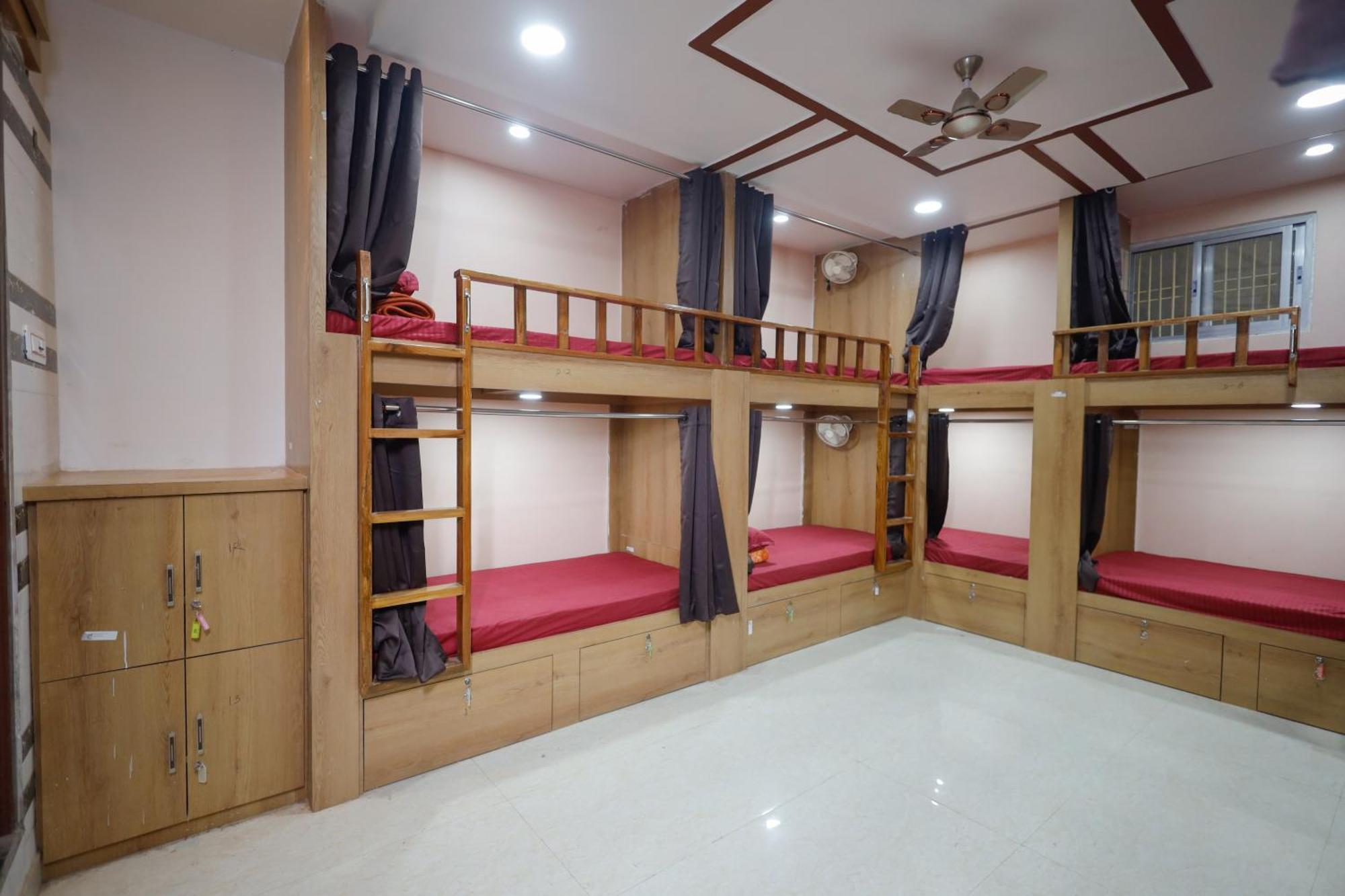 Отель Kiran Residency Near Vishwanath Temple Варанаси Экстерьер фото