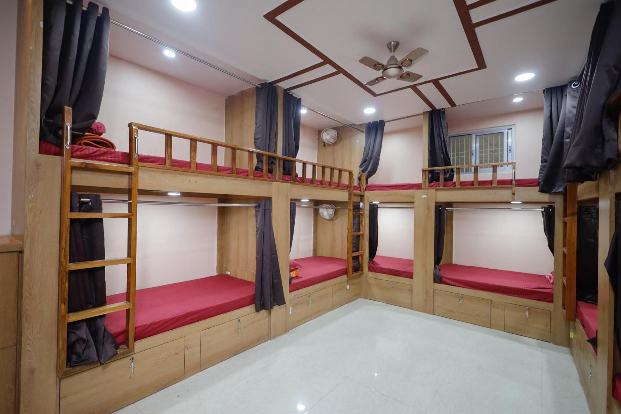 Отель Kiran Residency Near Vishwanath Temple Варанаси Экстерьер фото